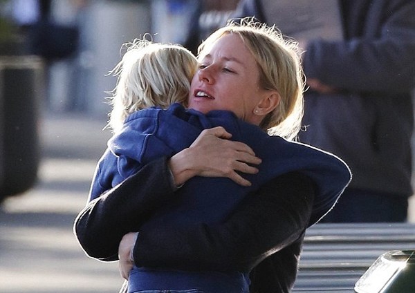 Naomi Watts Sedih Tinggalkan Anak-anak