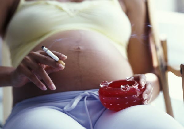 Беременность без последствий. Курящие беременные. Курение беременной женщины. Ребенок в утробе курящей матери.