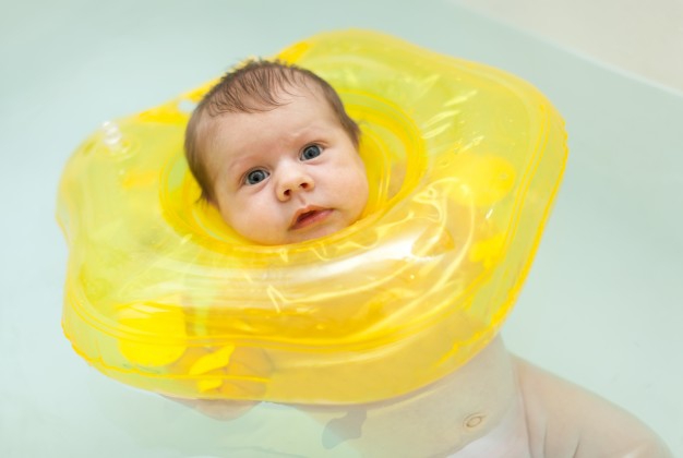 Ibu Sibuk dengan HP, Bayi 1 Tahun Tenggelam di Kolam