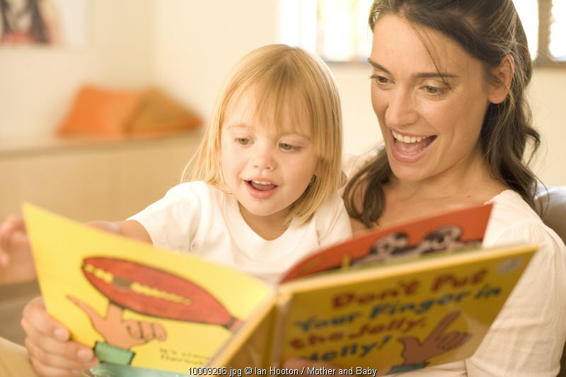 Уроки начинающим родителям. Родители читают детям сказки. Родители читают книжку. Фото чтение сказок детям. Фото с родителями читаю книгу.