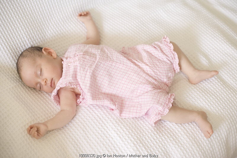 Manfaat Tidur dengan Lampu Redup bagi Newborn