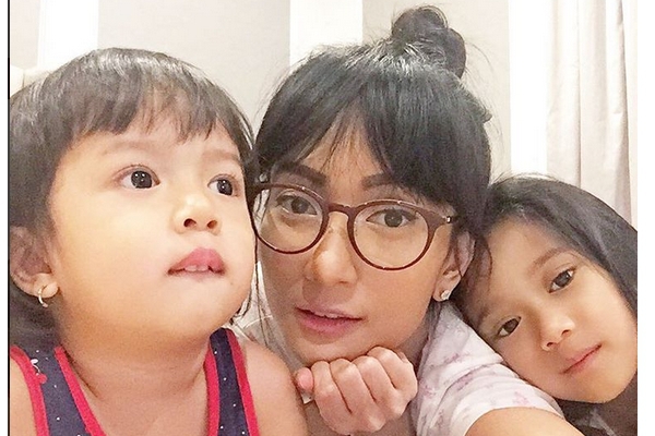 Artika Sari Devi Ajarkan Si Kecil Mandiri 