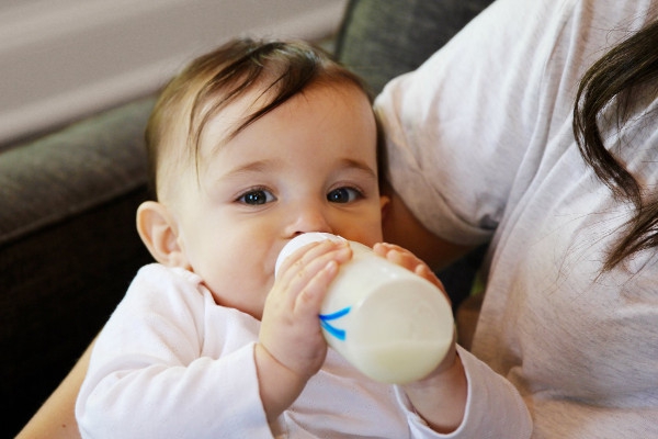 5 Trik agar Bayi Mau Minum dari Botol