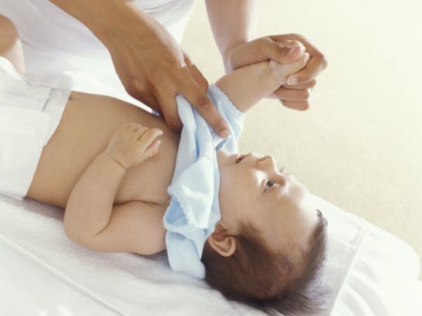 8 Trik Memakaikan Baju Bayi