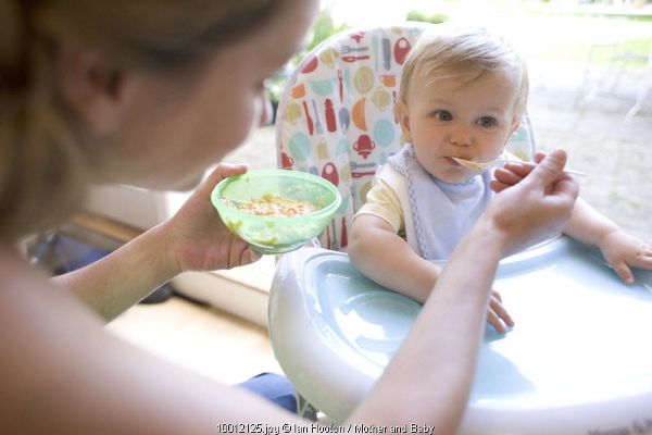 4 Tips Jitu Untuk Si Kecil yang Suka Mengemut Makanan