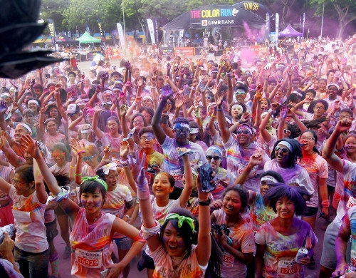 Lari Seru Bareng Keluarga di Color Run 2017