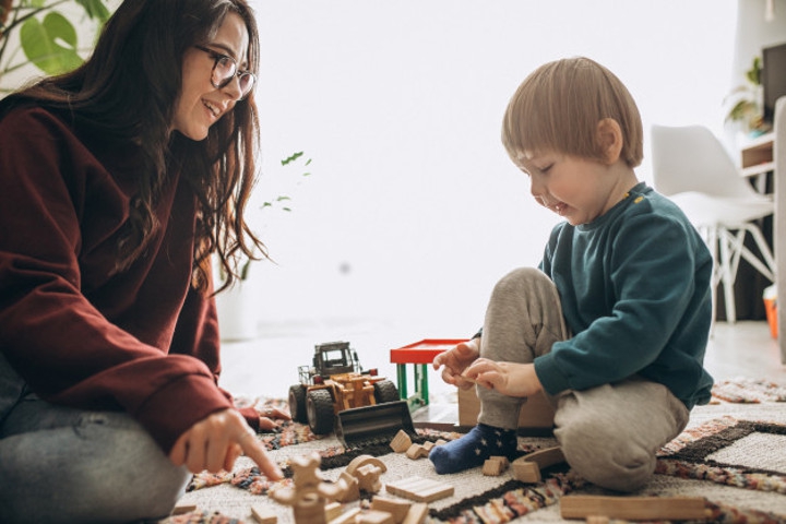 Tips Melatih Anak Berpikir Kritis yang Perlu Moms Ketahui