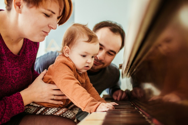 4 Manfaat Mengenalkan Musik Pada Bayi