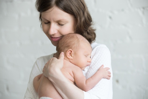 6 Cara Tepat Menggendong Bayi