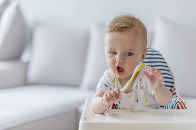 Tips Agar Anda Tak Perlu Repot Saat Anak Makan Sendiri