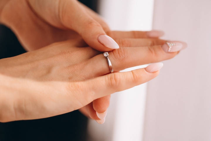 Apa Arti Cincin di Jari Manis Kanan Wanita? Ini Penjelasannya, Moms