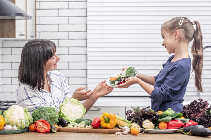 5 Cara Mengenalkan Anak pada Makanan Berserat