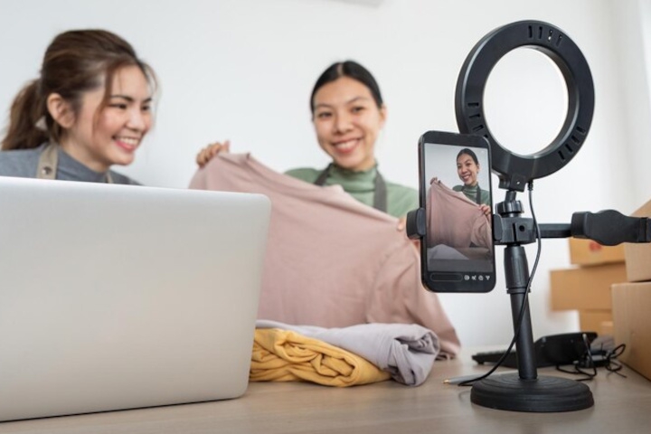 5 Cara Memilih Host Live Tepat agar Penjualan Brand Fashion Melesat