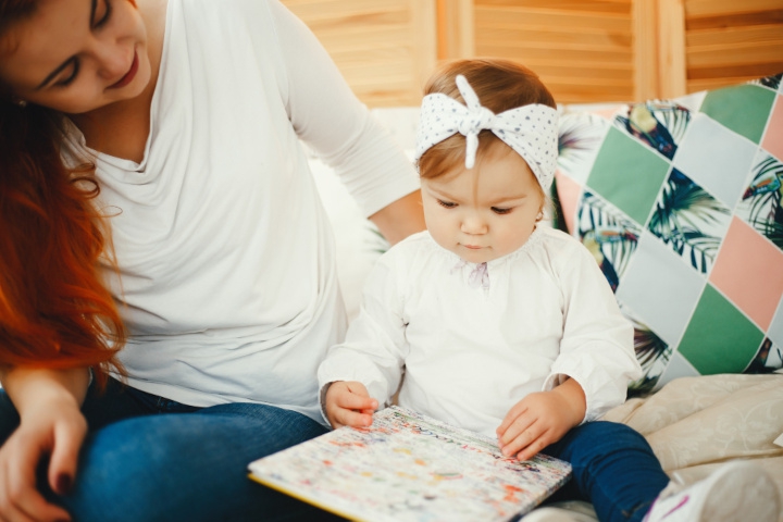 Buku Kain untuk Bayi, Ini Manfaat dan Cara Membacakannya