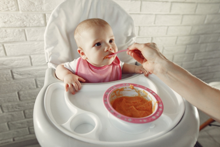 Jadwal Makan Bayi 7 Bulan dan Panduan Menunya yang Perlu Moms Ketahui