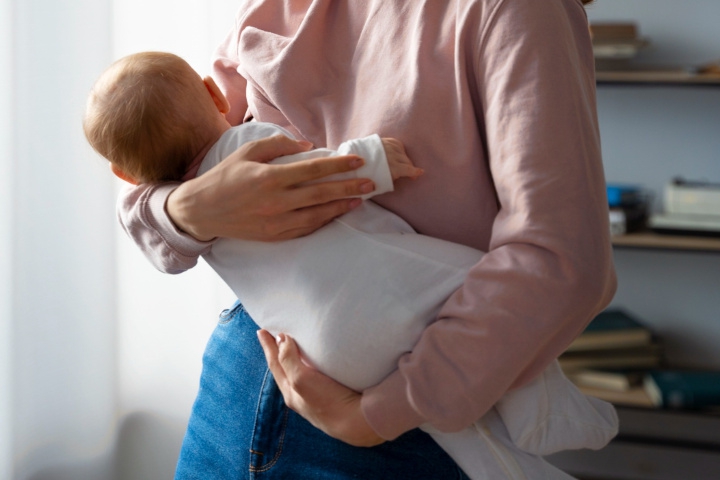 Mimpi Menyusui Anak Laki-Laki Sebelah Kanan, Ini Artinya, Moms
