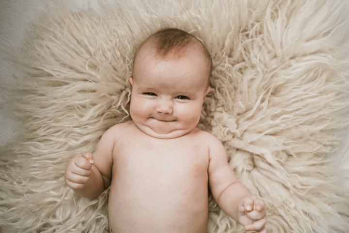 Milestone Bayi 3 Bulan: dari Senyum Sosial Hingga Kontrol Kepala yang Lebih Stabil