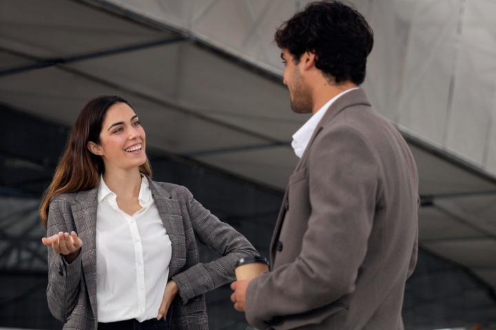 12 Bahasa Tubuh Wanita dan Artinya untuk Memahami Isi Hatinya