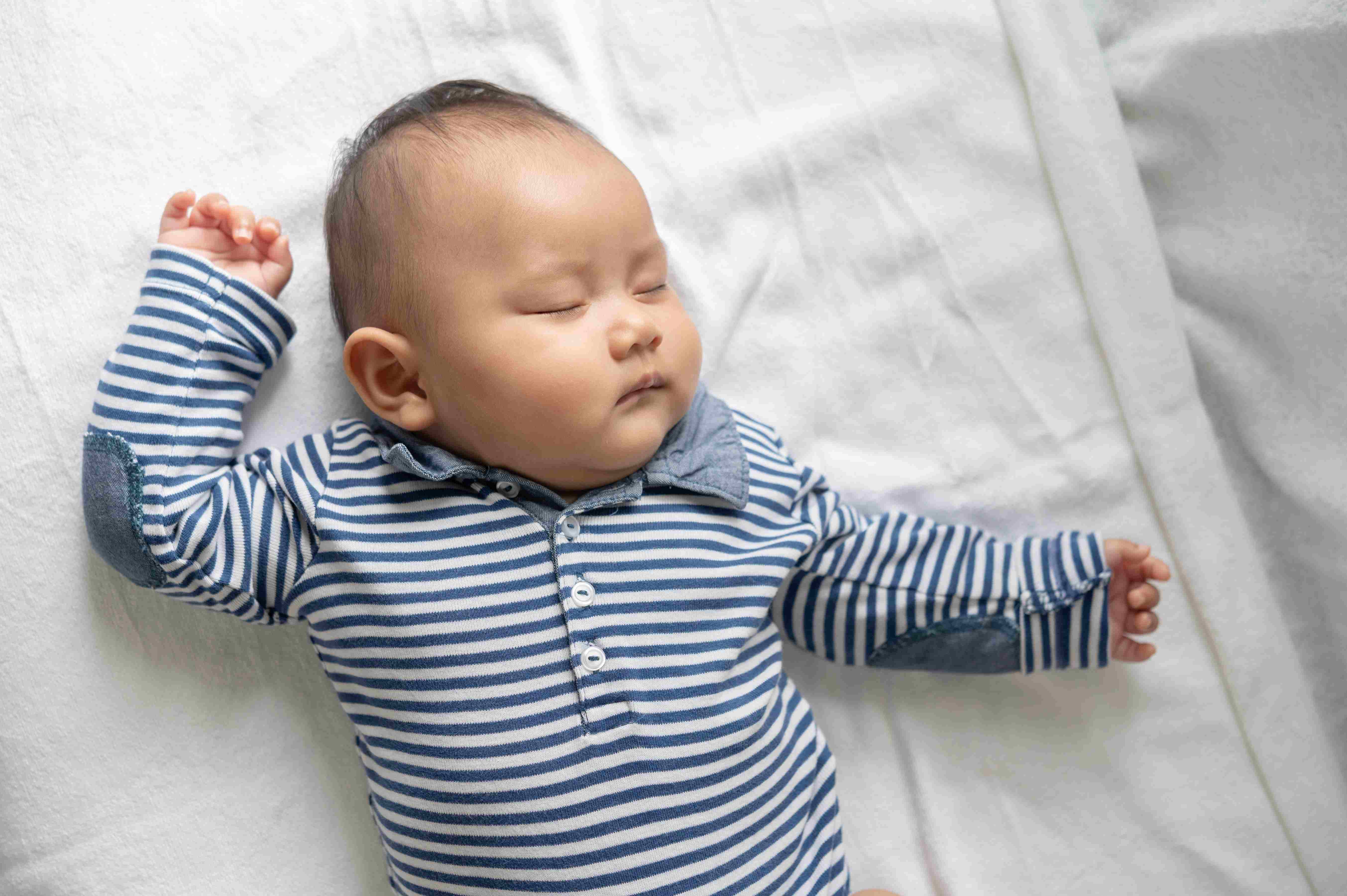 8 Cara Aman Membangunkan Bayi yang Tidur Terus