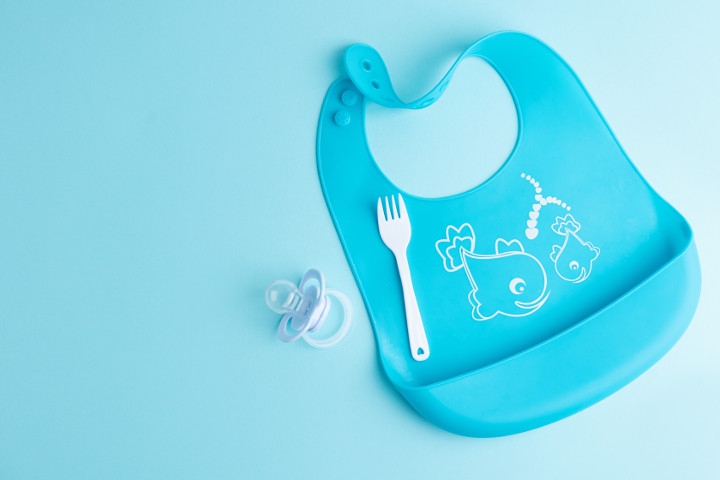 Rekomendasi Celemek untuk Temani Bayi Makan MPASI