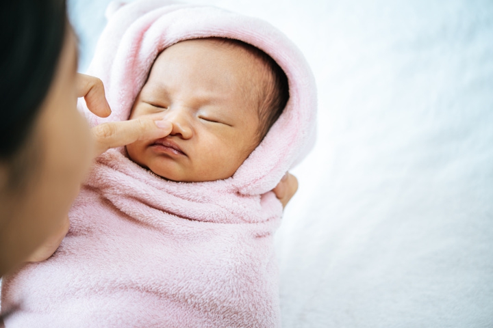 Cara Membersihkan Kotoran Hidung Bayi