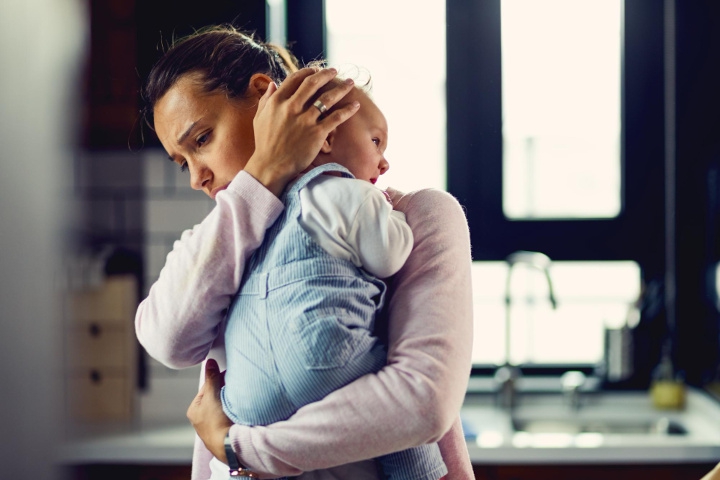 Bayi Jatuh dari Kasur? Ini yang Harus Segera Dilakukan, Moms