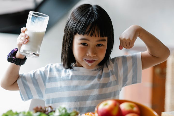 Anak Suka Minum Susu UHT? Perhatikan Kandungan Gulanya, Moms!