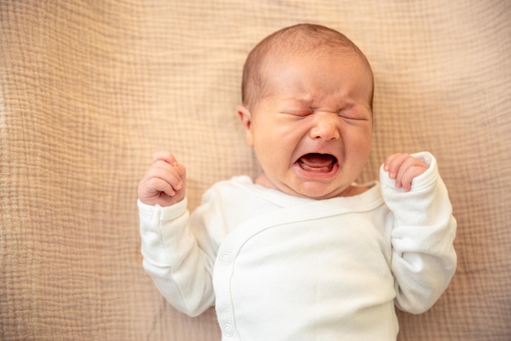 Bayi Menangis Tengah Malam? Ini Penyebab, Cara Menenangkan, serta Mitos dan Faktanya