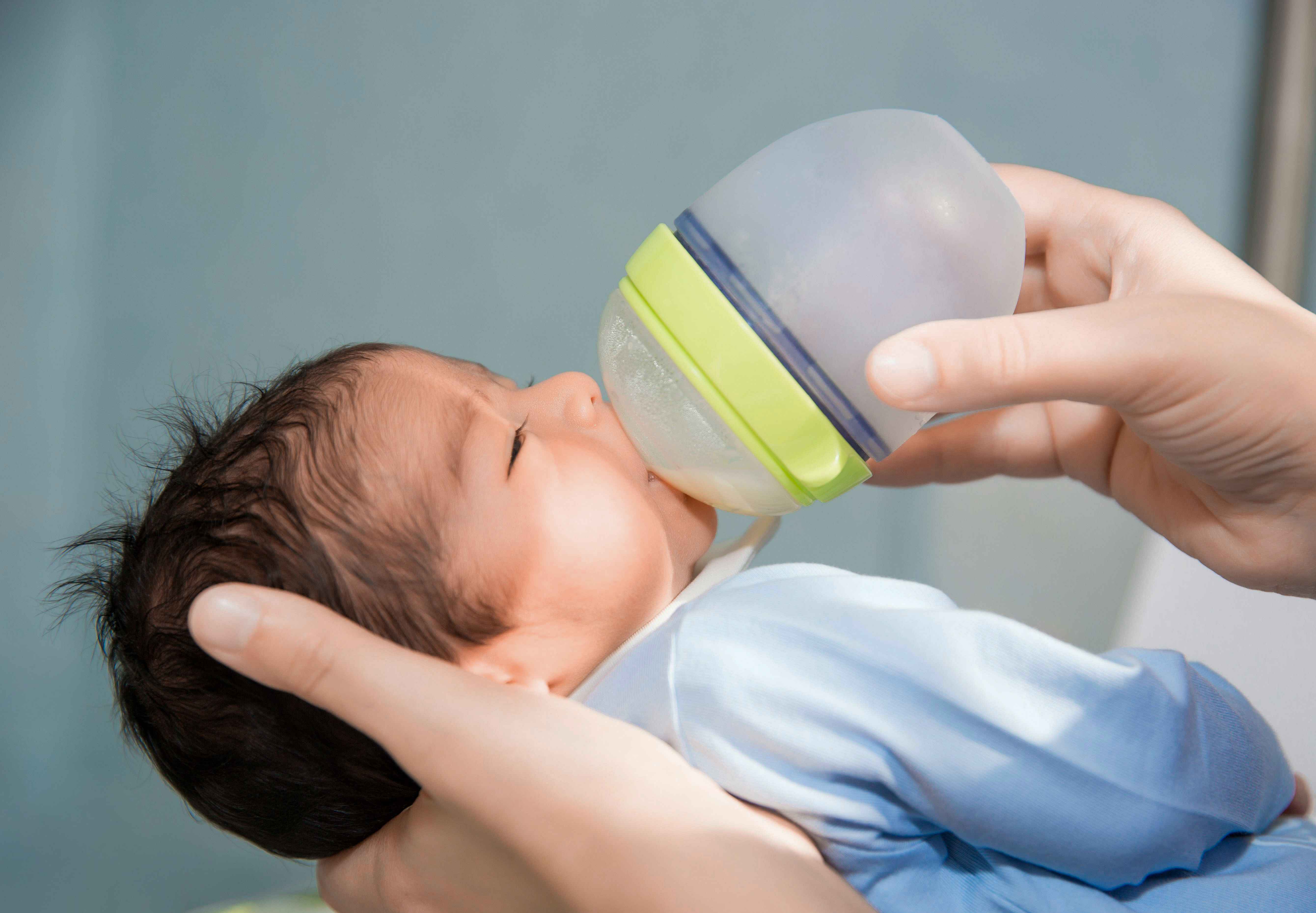 Bayi Gumoh tapi Minta Nyusu Terus? Ini Penyebabnya, Moms