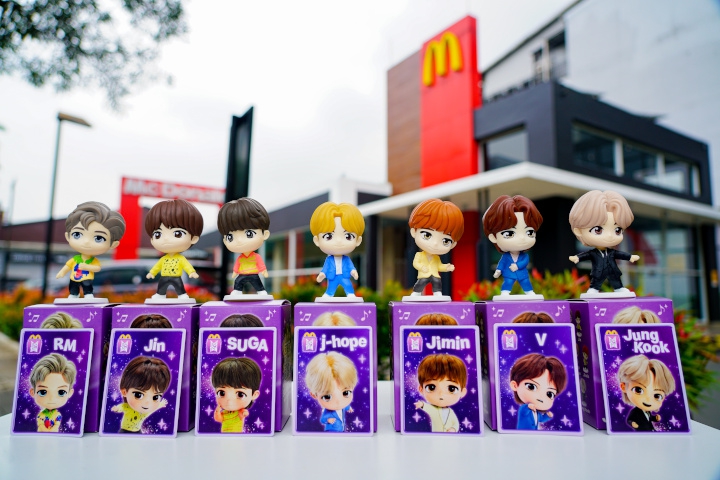 Koleksi Eksklusif Figur Animasi BTS Kini Hadir dalam Happy Meal TinyTAN