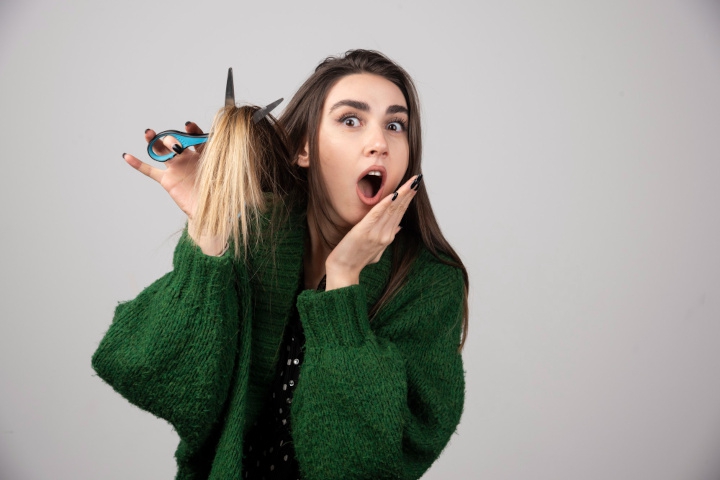 Pernah Mimpi Potong Rambut Sendiri? Ini Artinya, Moms