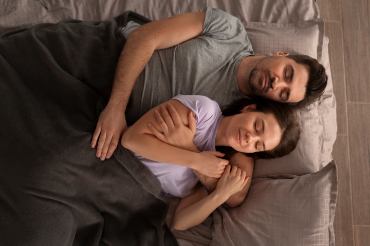 Posisi Tidur Setelah Berhubungan, Benarkah Bisa Mencegah Kehamilan?