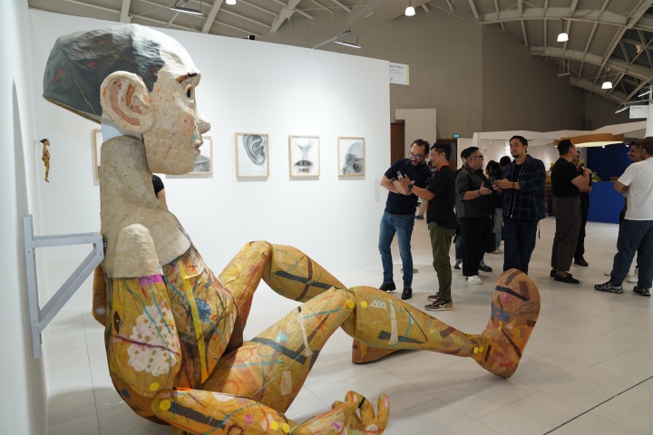 Tampilkan Karya dari Medium Kertas, Art Jakarta Papers 2026 Resmi Dibuka