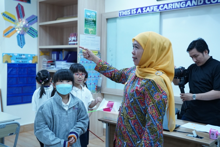 Gubernur Provinsi Jawa Timur Khofifah Indar Parawansa melakukan School Tour di Sampoerna Academy