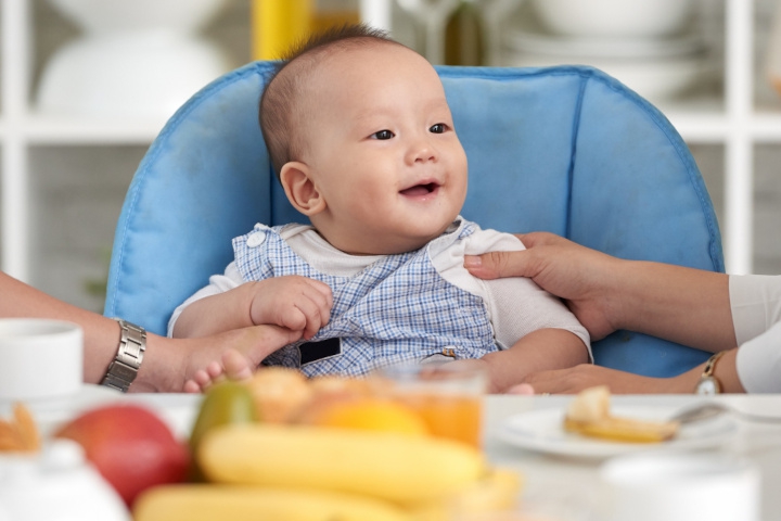 Tekstur MPASI Bayi 7 Bulan yang Tepat dan Cara Mengenalkannya