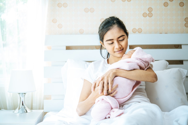 Moms Wajib Tahu:&nbsp;Cara Menggendong Bayi Baru Lahir dengan Aman