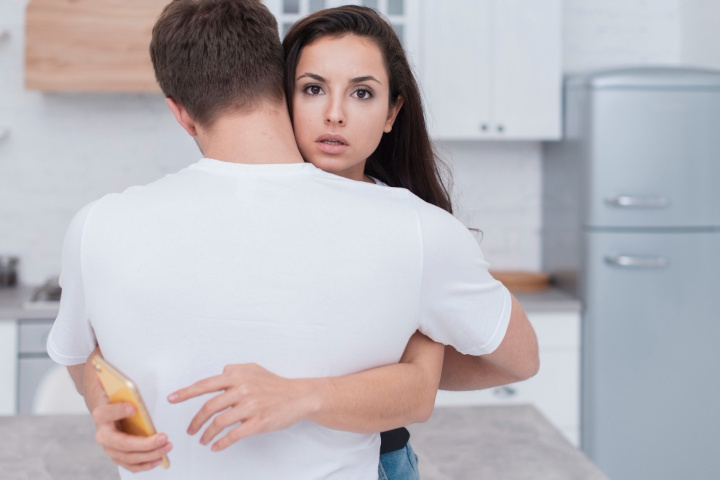 Wanita Selingkuh, Apakah Benar Mencintai Selingkuhannya?