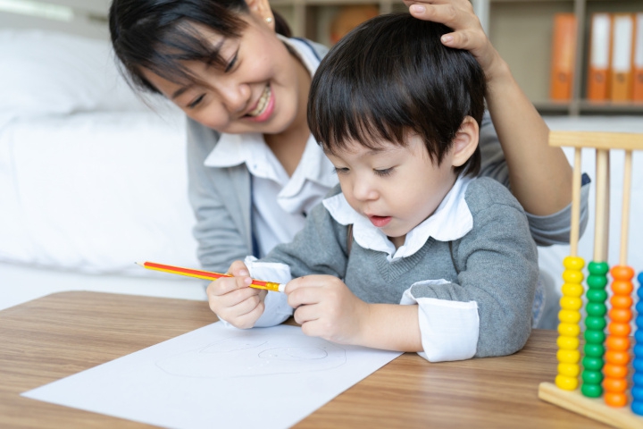 10 Cara Mengajari Anak Menulis yang Kreatif dan Tidak Membosankan