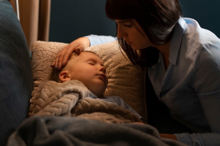 10 Cara Ampuh Mengatasi Anak yang Takut Gelap