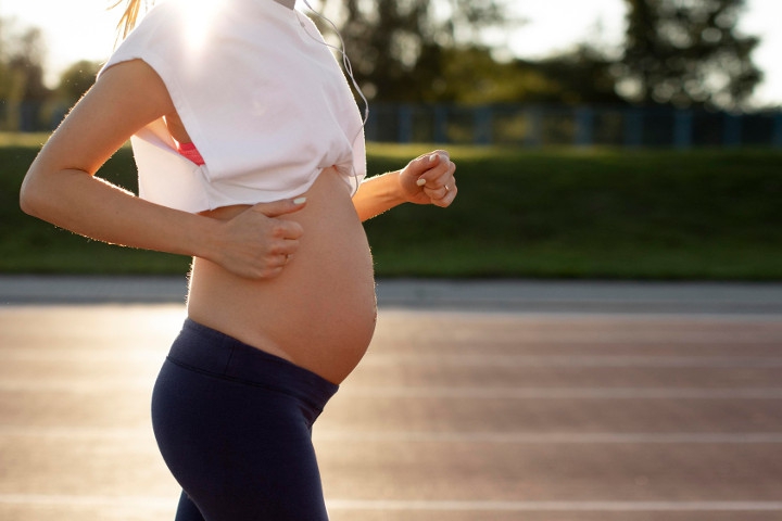 berlari jadi salah satu gerakan yang butuh keseimbangan dan perlu dihindari ibu hamil karena berisiko keguguran