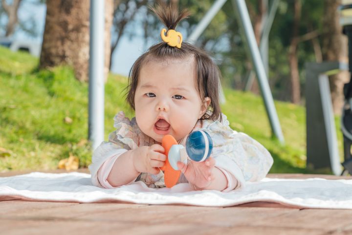 Rekomendasi Mainan Bayi 0&ndash;12 Bulan untuk Stimulasi Tumbuh Kembang