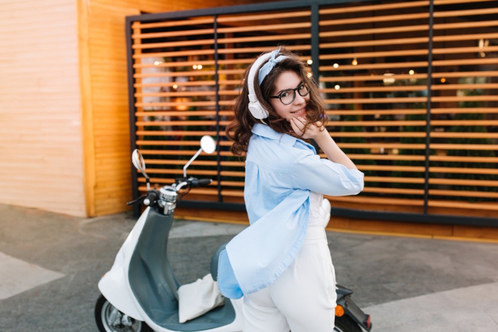 Naik Motor saat Hamil, Amankah untuk Ibu Hamil dan Janin?