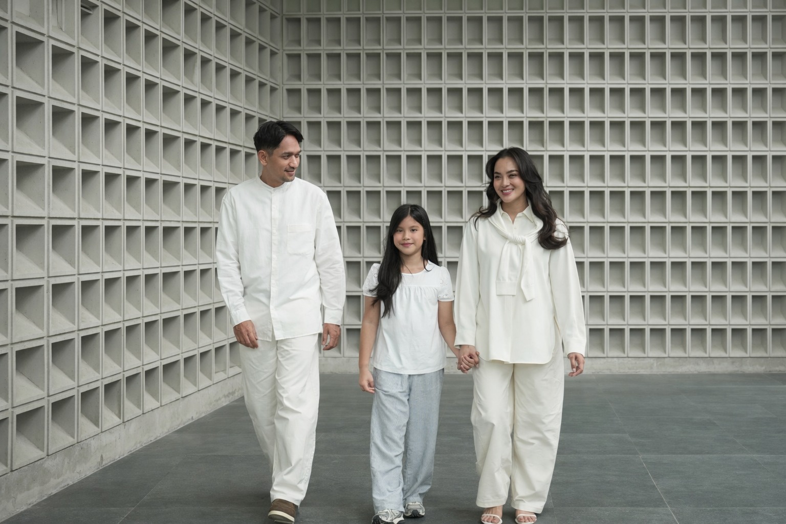 Inspirasi Gaya Serasi Keluarga Ibnu Jamil dan Ririn Ekawati dalam Merayakan Idulfitri