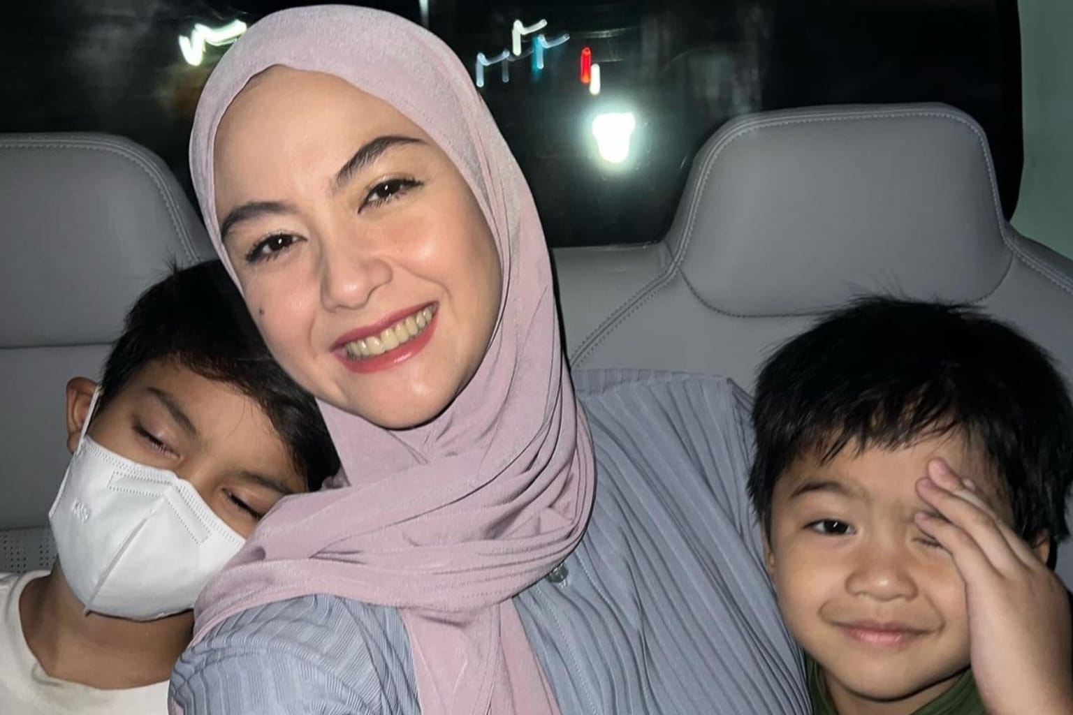 Revalina S. Temat ditemani anak di lokasi syuting