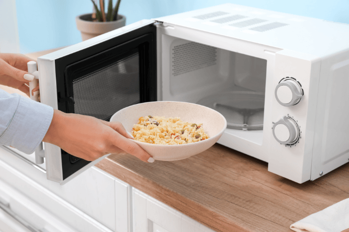 Cara Memanaskan Makanan di Microwave dengan Aman dan Makanan Tetap Lezat