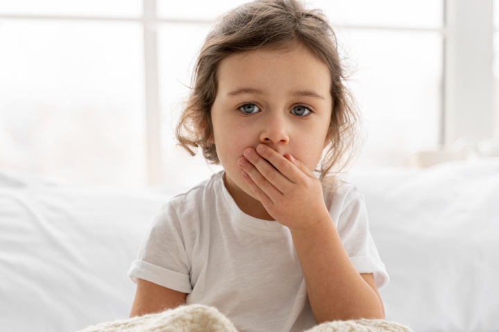 Jangan Sampai Telat, Ini Pertolongan Pertama Anak Muntah Terus di Rumah!