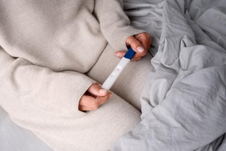 Tekan Pusar Tanda Hamil, Mitos atau Fakta?