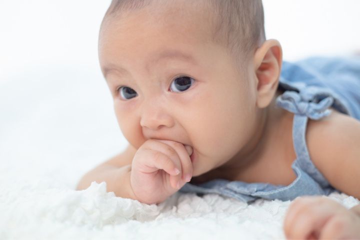 Fase Oral Bayi, Saat Si Kecil Senang Memasukkan Benda ke Mulut