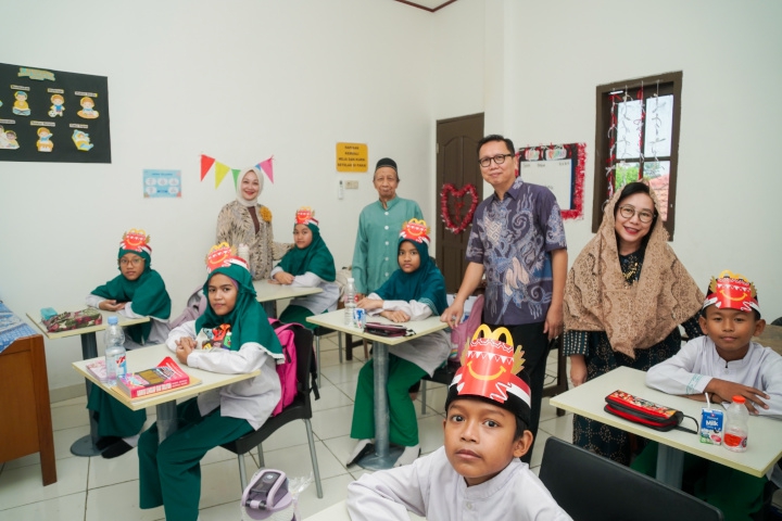 Donasikan Ratusan Furnitur, McDonald's Indonesia Wujudkan Ruang Belajar Nyaman bagi Siswa