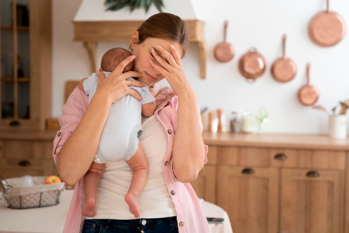 Seorang Ibu Diduga Buang Bayi di Stasiun, Efek Postpartum Depression?